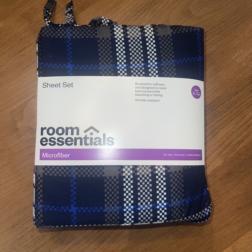 NEW Room Essentials Navy and White Microfiber Sheet Set. Size Twin, XL‎ Twin.